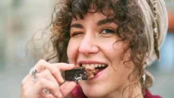 Los sorprendentes beneficios que tiene masticar bien los alimentos (además de para tu digestión) Los sorprendentes beneficios que tiene masticar bien los alimentos (además de para tu digestión)