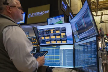 Wall Street cierra verde tras sesión volátil centrada en la negociación EEUU-Irán