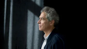 Rodrigo Rey Rosa y su novela inspirada en la megacárcel de Bukele: 