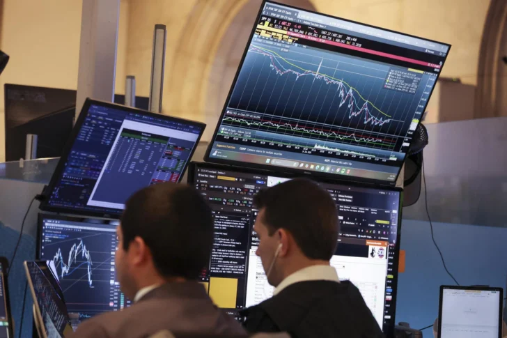Wall Street cierra mixto pendiente de Trump en China