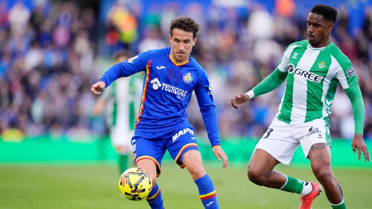 El dominicano Junior, novedad en una convocatoria sin el portero Adrián, Bartra y Ortiz