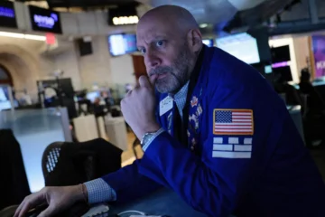 Wall Street cierra en rojo mientras se dispara precio del crudo por guerra contra Irán