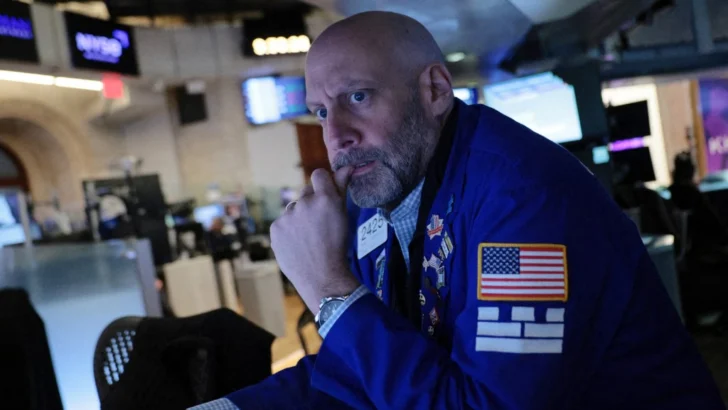 Wall Street cierra en rojo mientras se dispara precio del crudo por guerra contra Irán