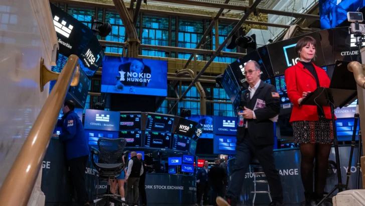 Wall Street cierra en verde, con récord de Nasdaq, tras subida del empleo