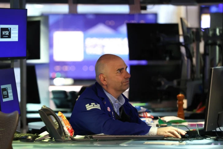 Wall Street cierra en rojo tras subida del petróleo por falta de avances sobre Irán
