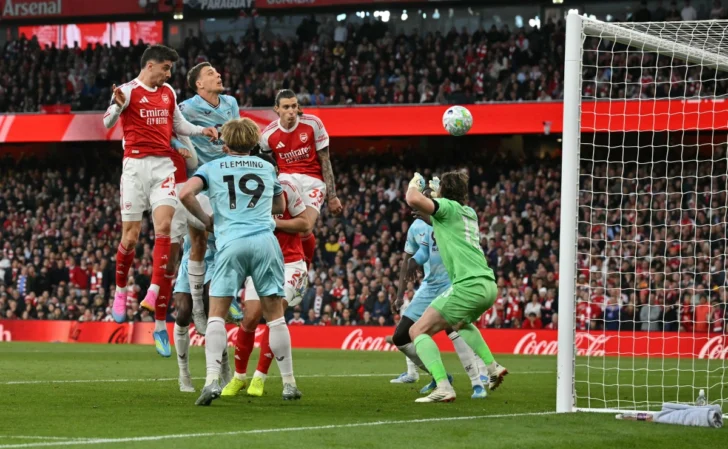 ARSENAL BURNLEY. El Arsenal roza la Premier League 22 años después