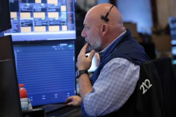Wall Street cierra en verde pendiente de avances en Irán y de los resultados de Nvidia