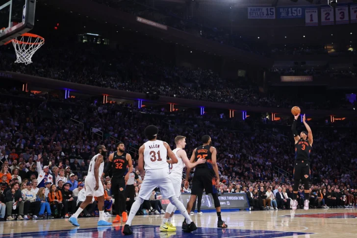  NUEVA YORK - 21 DE MAYO: Josh Hart #3 de los New York Knicks lanza un triple contra los Cleveland Cavaliers durante el tercer cuarto del segundo partido de las Finales de la Conferencia Este de la NBA en el Madison Square Garden el 21 de mayo de 2026 en la ciudad de Nueva York. (Photo by Sarah Stier / GETTY IMAGES NORTH AMERICA / Getty Images via AFP)