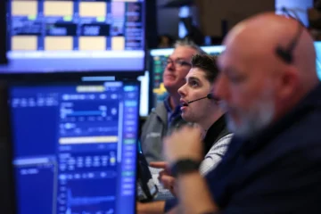 Wall Street cierra con récords gracias a tecnológicas y optimismo sobre Irán Wall Street cierra con récords gracias a tecnológicas y optimismo sobre Irán