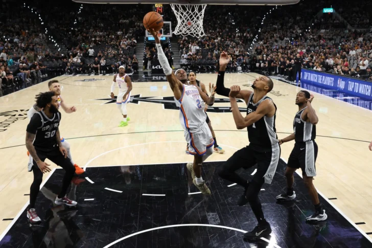  SAN ANTONIO, TEXAS - 28 DE MAYO: Shai Gilgeous-Alexander #2 del Oklahoma City Thunder lanza a canasta ante Victor Wembanyama #1 de los San Antonio Spurs durante la segunda mitad del sexto partido de las Finales de la Conferencia Oeste de la NBA en el Frost Bank Center el 28 de mayo de 2026 en San Antonio, Texas. (Photo by Christian Petersen / GETTY IMAGES NORTH AMERICA / Getty Images via AFP)