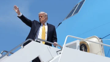 Trump llega a Pekín para reunión clave de alta tensión con Xi Jinping