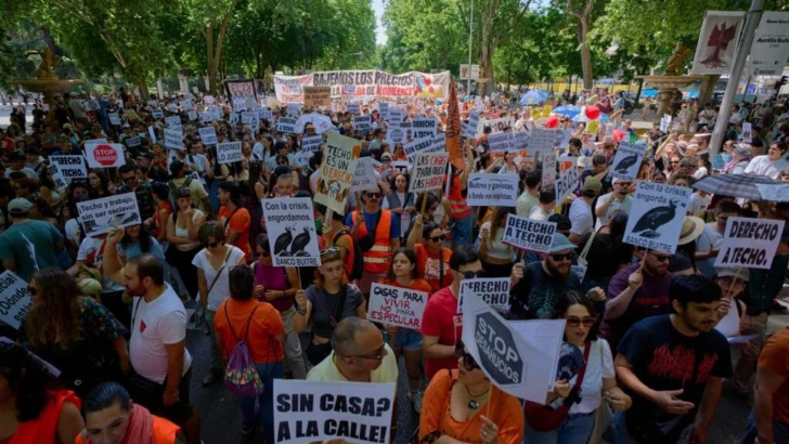 Miles de personas marchan en Madrid contra la escasez de viviendas y el aumento de alquileres