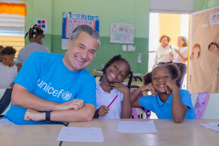 Carlos-Carrera-representante-de-UNICEF-conociendo-el-impacto-de-Con-Base-en-el-aula-728x485 Carlos-Carrera-representante-de-UNICEF-conociendo-el-impacto-de-Con-Base-en-el-aula-728x485