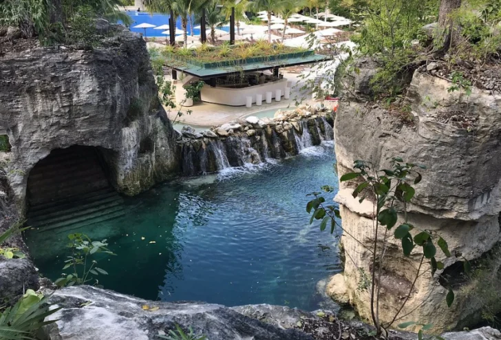 Cenotes-parte-de-los-parques-Xcaret-728x494