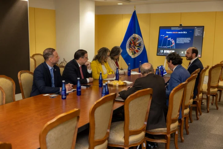  El ministro de Industria, Comercio y Mipymes, Yayo Sanz Lovatón junto a autorizades de The Trust for the Americas.
