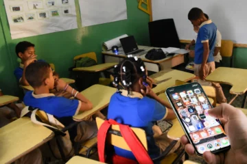 Estas son las reglas anunciadas por Educación sobre celulares en las escuelas