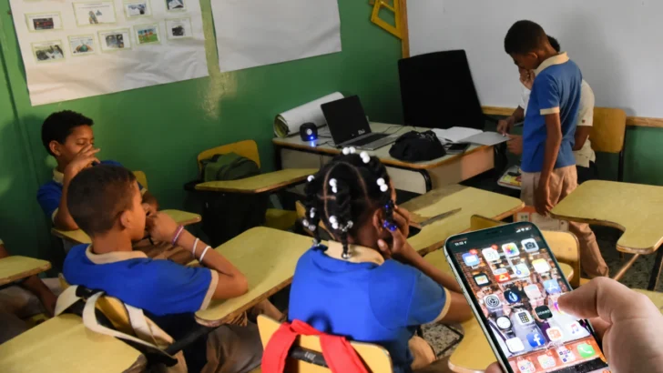 Estas son las reglas anunciadas por Educación sobre celulares en las escuelas