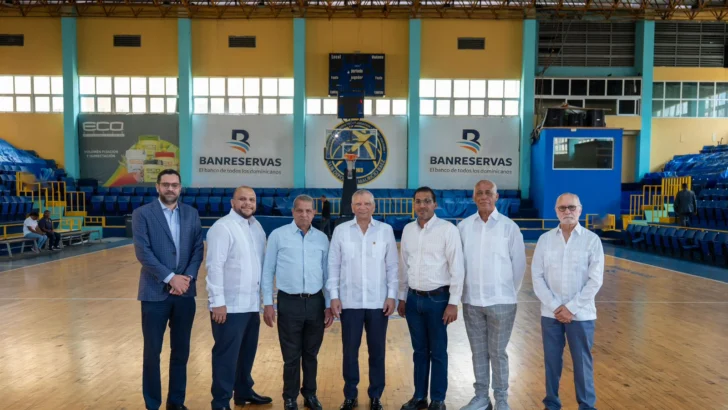 Aguilera destaca impacto social y comunitario del Club Mauricio Báez durante visita institucional