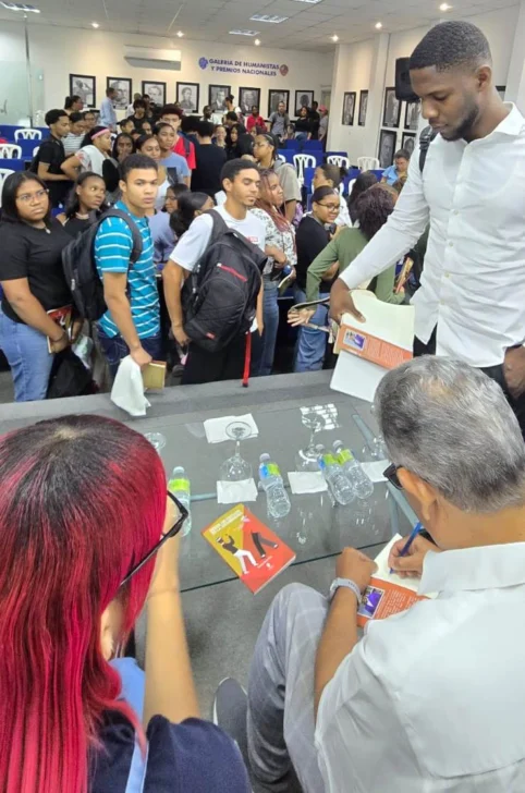UASD celebra conversatorio sobre libro de Gustavo Olivo Peña