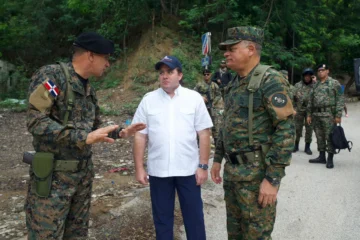Cúpula militar dominicana supervisa la frontera por tercera vez en una semana ante avance de bandas armadas en Haití