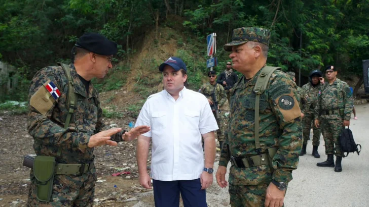 Cúpula militar dominicana supervisa la frontera por tercera vez en una semana ante avance de bandas armadas en Haití