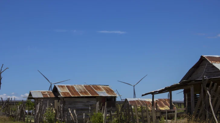 A la sombra de los gigantes de energía: el barrio que aún se alumbra con velas junto a un parque renovable de US$246 millones A la sombra de los gigantes de energía: el barrio que aún se alumbra con velas junto a un parque renovable de US$246 millones
