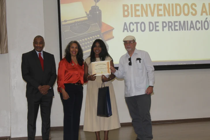 Entregan premios a los estudiantes ganadores del Primer Concurso Literario Universitario de la Región Sur
