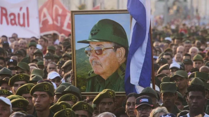 Nadie lo va a secuestrar: manifestantes en Cuba cierran filas en torno a Castro tras imputación de EE. UU.