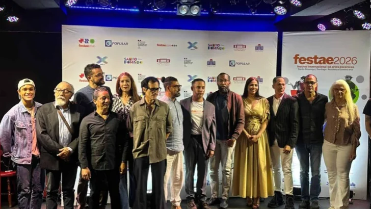 Organizadores-de-FESTAE-2026-en-el-anuncio-del-evento.-Actores-gestores-y-culturaes-y-productes-escenico-forman-parte-del-equipo.-Foto-sumnistrada.--728x410