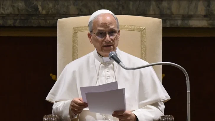 El secretario de Estado vaticano pide esperar la evolución del papa para saber sus planes