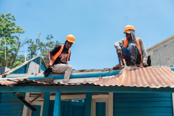 MIVHED inicia reparación de viviendas en La Isabela
