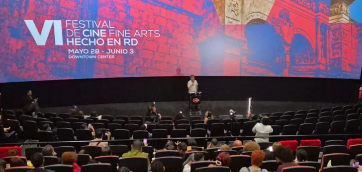 Panorámica de la apertura del VI Festival de Cine Fine Arts 2026, en la Sala 1 (CxC) del complejo Caribbean Cinemas en Downtown Center. El moderador es Frank Perozo. Foto J. R. Sosa.