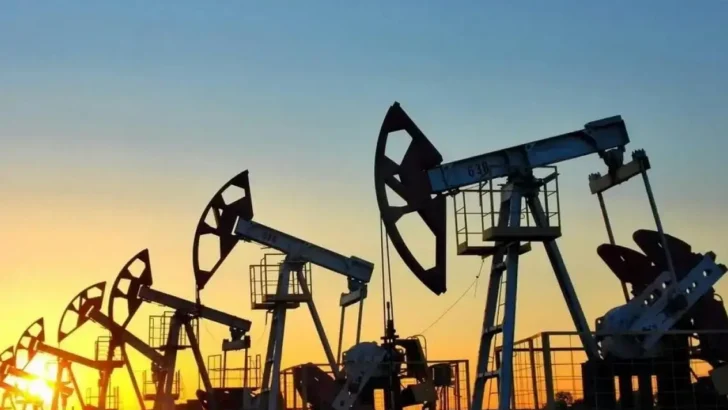 Petróleo de Texas, el de referencia en RD, sube a más de 100 dólares mientras sigue la incertidumbre por el cierre del estrecho de Ormuz