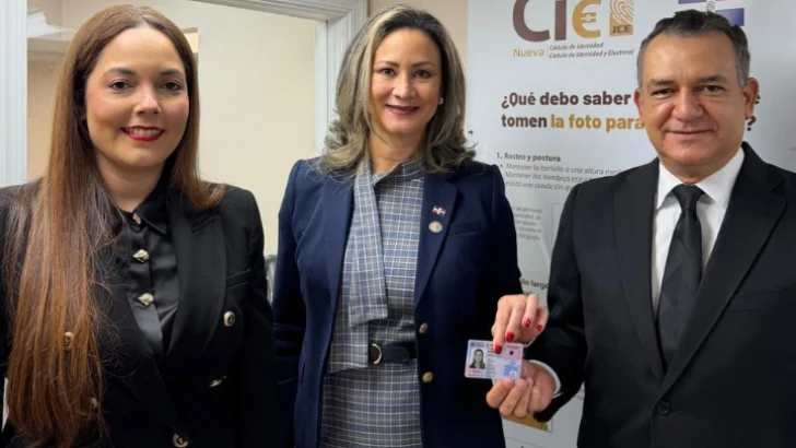JCE entrega primera nueva cédula en el exterior a embajadora de RD ante EE. UU.