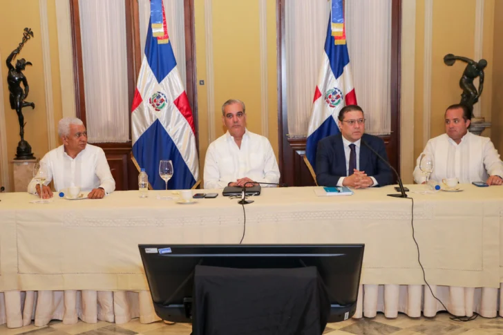 Gobierno dispone mesa permanente con transportistas para mitigar alza de combustibles y evitar aumentos en el pasaje