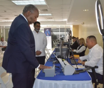 UASD y Dirección General de Pasaportes instalan operativo móvil para tramitar el nuevo pasaporte electrónico sin cita previa
