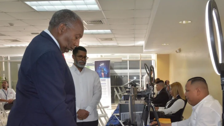 UASD y Dirección General de Pasaportes instalan operativo móvil para tramitar el nuevo pasaporte electrónico sin cita previa
