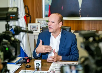 Alcalde Santiago afirma ayuntamiento atiende un millón de personas y recibe dinero para 695 mil Alcalde Santiago afirma ayuntamiento atiende un millón de personas y recibe dinero para 695 mil