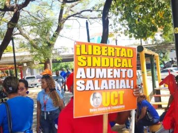 Mujeres alzan la voz por sus derechos laborales en marcha del 1 de mayo