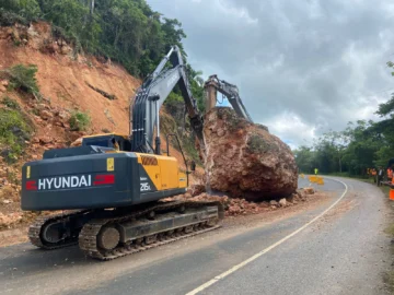 Intervienen deslizamientos en la carretera Juan Pablo II tras lluvias en zona de Los Haitises