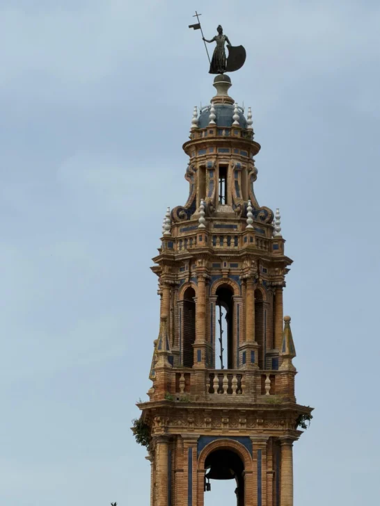 Sevilla o el cultivo permanente de la alegría