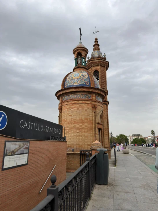 Sevilla o el cultivo permanente de la alegría