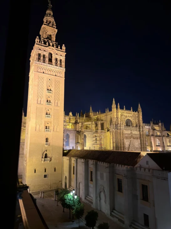Sevilla o el cultivo permanente de la alegría