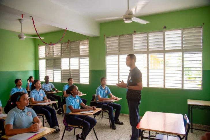 Regulación de celulares en las aulas: comunidad educativa respalda propuesta del MINERD
