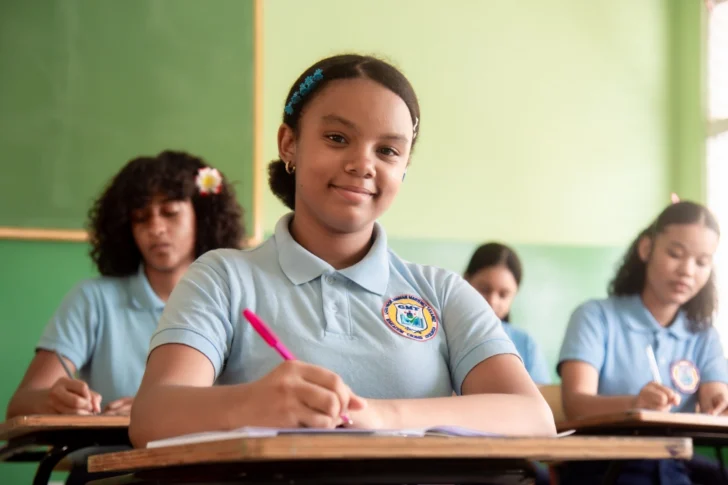 Regulación de celulares en las aulas: comunidad educativa respalda propuesta del MINERD