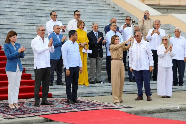 La llama que une una región: Abinader recibe la antorcha de los XXV Juegos Centroamericanos y del Caribe