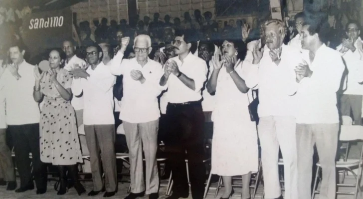 Daniel Ortega con Juan Bosch y Félix Servio Ducoudray en Santo Domingo. Acto del PLD con la presencia de Daniel Ortega. Daniel Ortega con Juan Bosch y Félix Servio Ducoudray en Santo Domingo. Acto del PLD con la presencia de Daniel Ortega.
