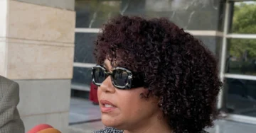 Cheddy García acude a la Procuraduría por allanamiento irregular en el apartamento de su hija