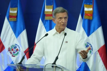 Álvarez reitera que EE. UU. asumirá todos los costos del tránsito de migrantes de terceros países por RD