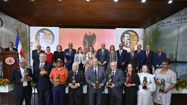 Ateneo Amantes de la Luz reconoce a educadores y figuras culturales con el Premio Peña y Reinoso